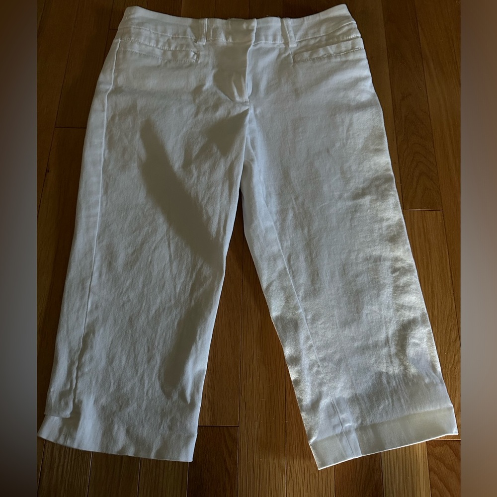 Dalia Collection white capris with 2 pockets in front and 2 in back. 6P NWOT